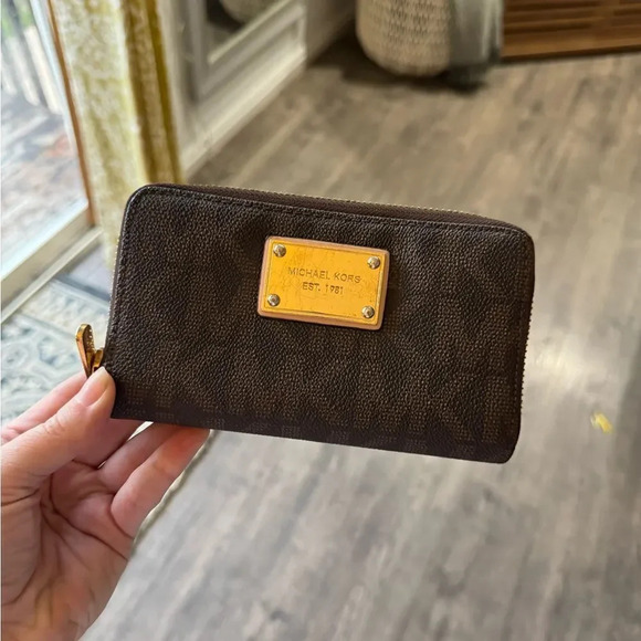 Michael Kors Leather Signature Logo Zip Around Wallet - Picture 1 of 8